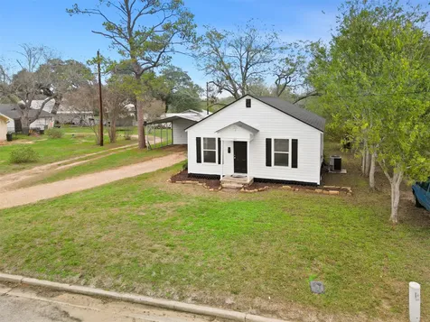 107 Mulberry Street Hallettsville TX 77964