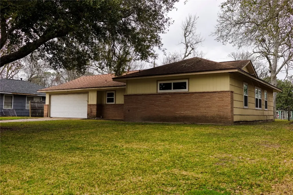 217 Carnation Street Lake Jackson TX 77566
