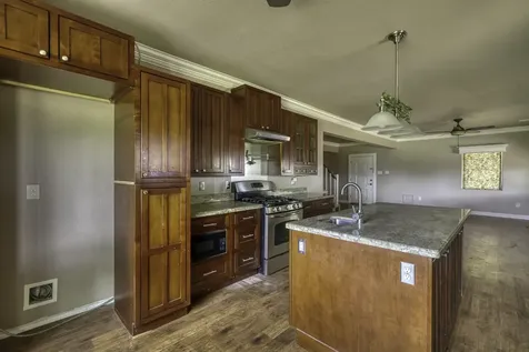 4 W Manning Street Madisonville TX 77864