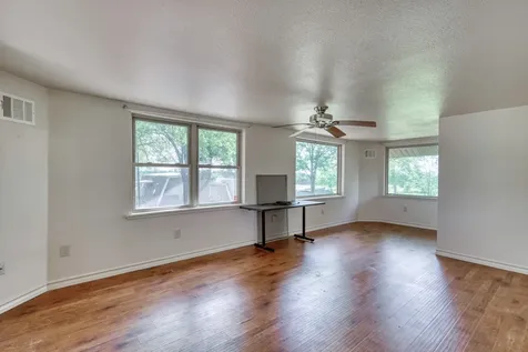 4 W Manning Street Madisonville TX 77864