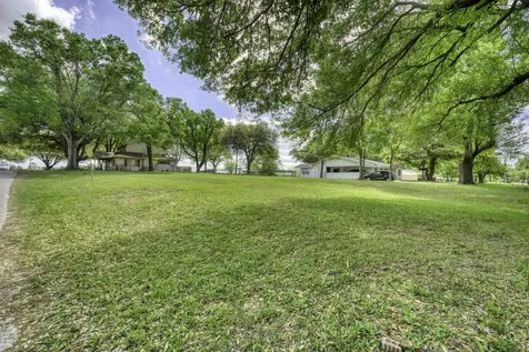 4 W Manning Street Madisonville TX 77864