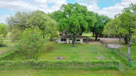 4 W Manning Street Madisonville TX 77864