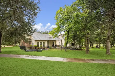 514 Pinehurst Drive New Ulm TX 78950