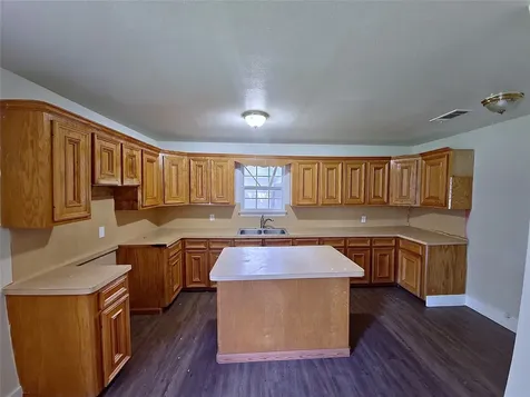 1003 W Hart Avenue Pasadena TX 77506