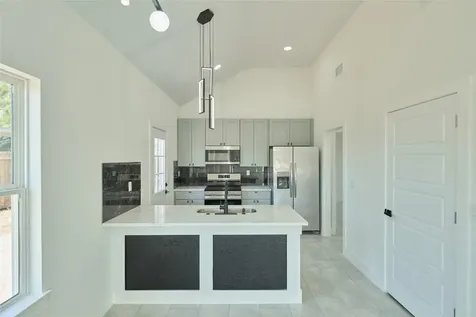 1398 Road 5607 Cleveland TX 77327