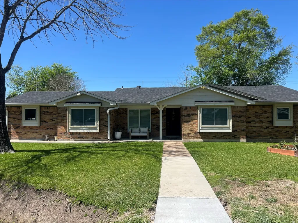 402 Lyndale Drive Highlands TX 77562