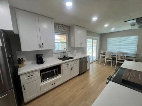 402 Lyndale Drive Highlands TX 77562