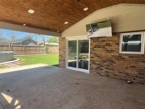 402 Lyndale Drive Highlands TX 77562