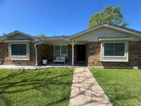 402 Lyndale Drive Highlands TX 77562
