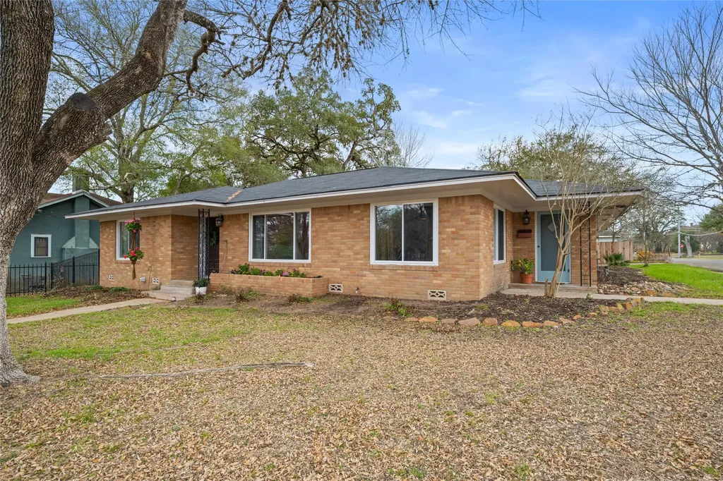 355 N Monroe Street La Grange TX 78945