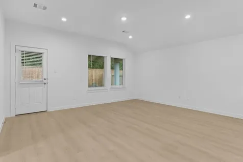 9018 Rose Water Trail Iowa Colony TX 77583