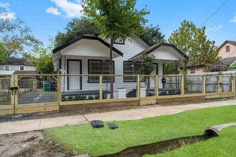 1615 Mckee Street Houston TX 77009
