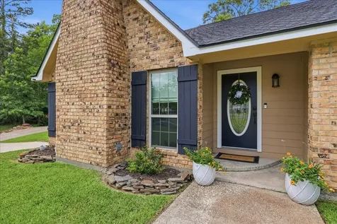 330 W Pineshadows Drive Sour Lake TX 77659