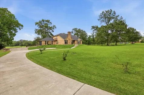 330 W Pineshadows Drive Sour Lake TX 77659