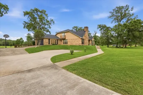 330 W Pineshadows Drive Sour Lake TX 77659
