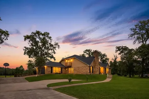 330 W Pineshadows Drive Sour Lake TX 77659