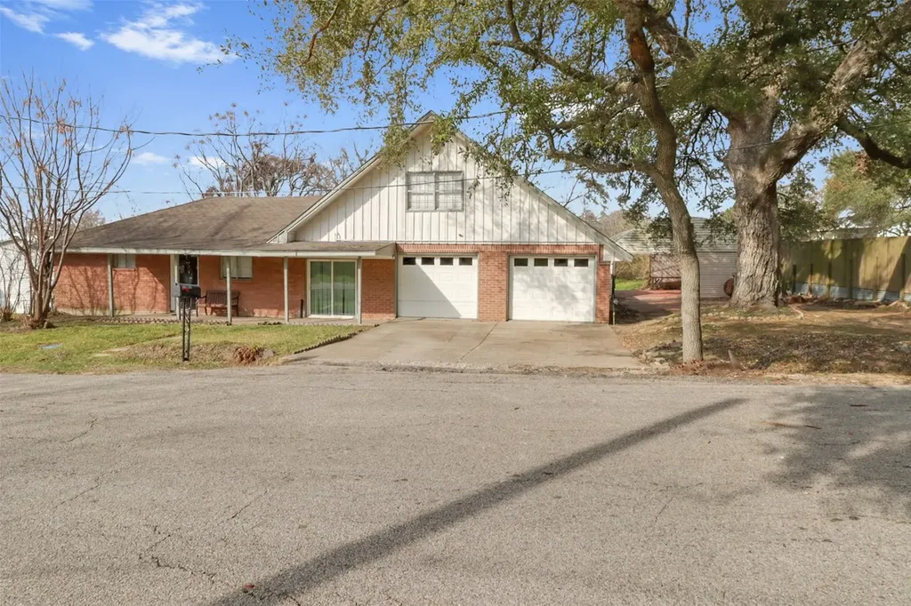 110 S 9th Street Highlands TX 77562