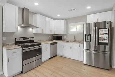 110 S 9th Street Highlands TX 77562