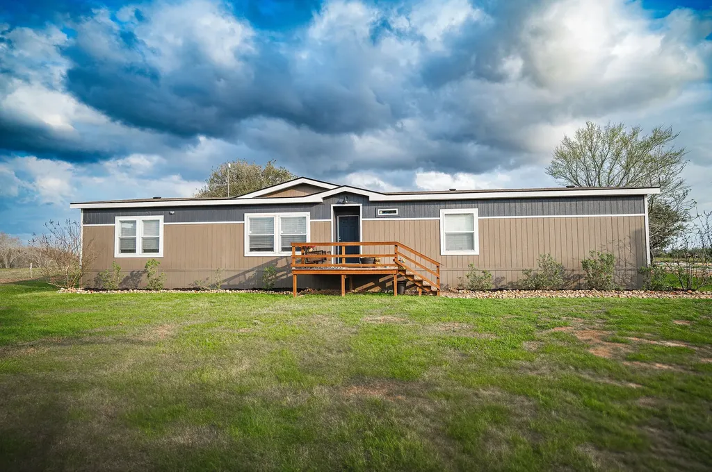 1689 County Road 315 Yoakum TX 77995