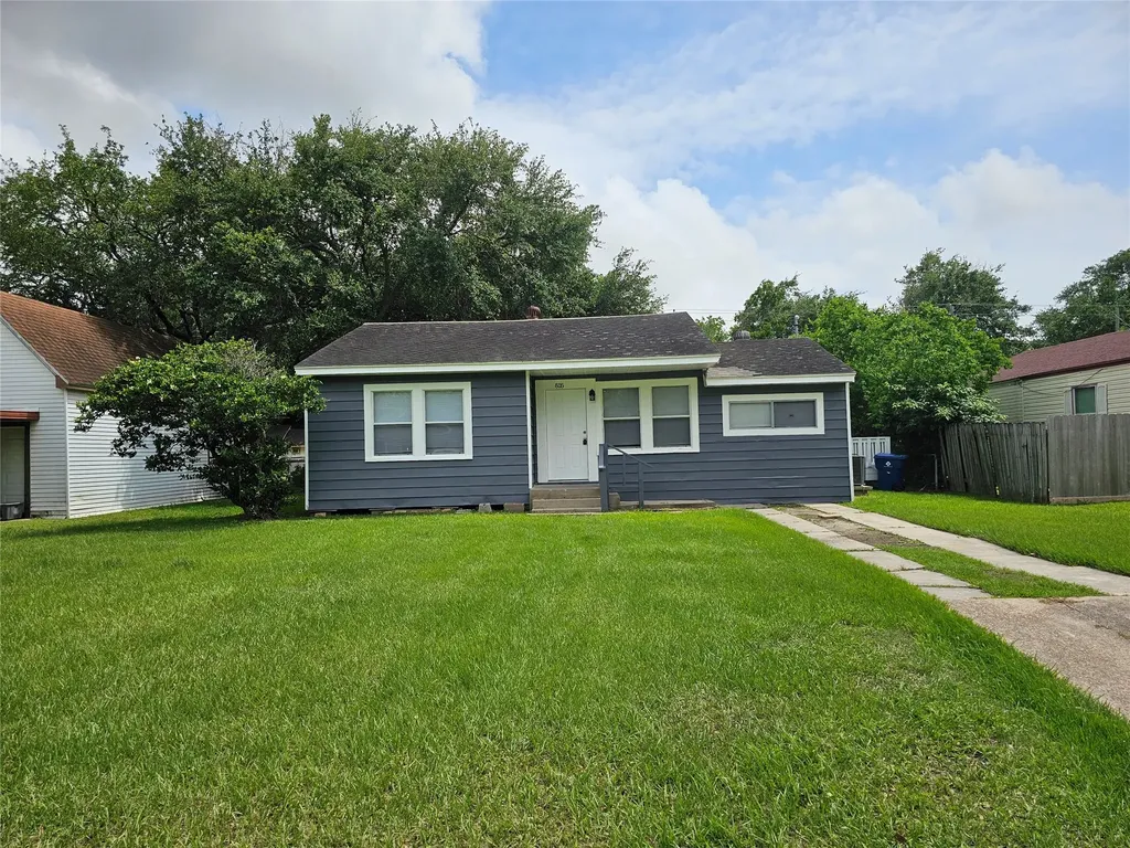 805 17th Avenue N Texas City TX 77590