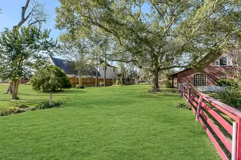 222 Quaker Drive Friendswood TX 77546