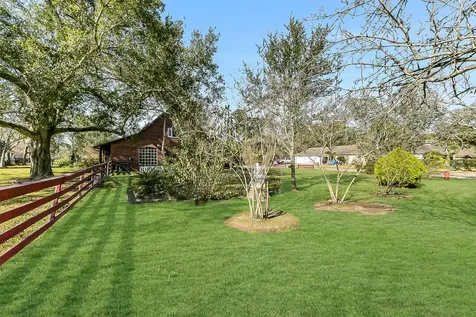 222 Quaker Drive Friendswood TX 77546