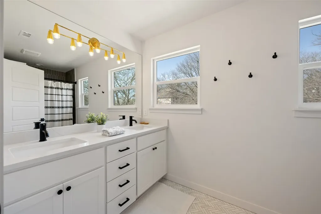 6104 Reicher Drive Austin TX 78723