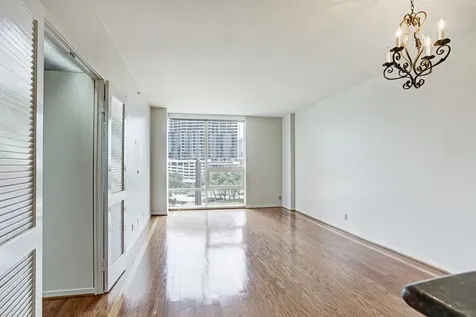 5110 San Felipe Street 64w Houston TX 77056