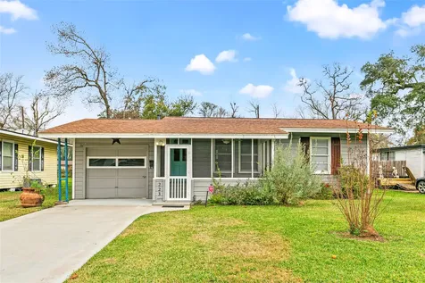 223 Jasmine Street Lake Jackson TX 77566