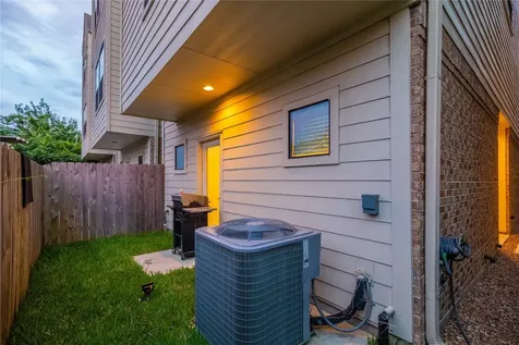 5307 Petty Street Houston TX 77007
