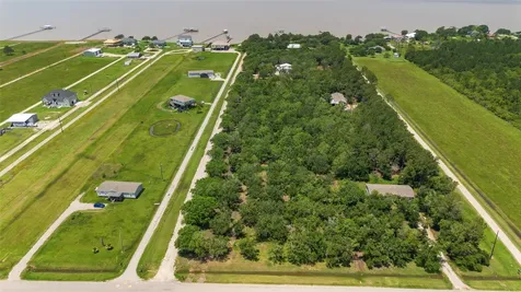 4427 W Bayshore Road Anahuac TX 77514