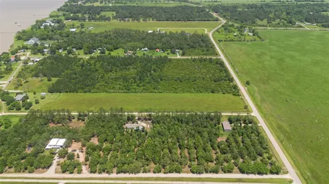 4427 W Bayshore Road Anahuac TX 77514