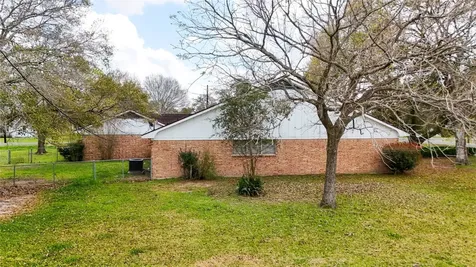 307 S Market Street Louise TX 77455