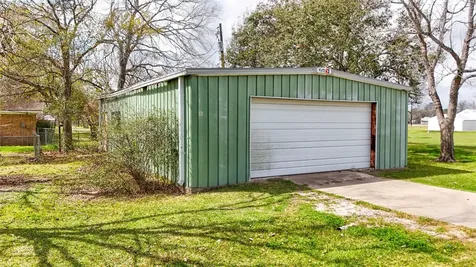 307 S Market Street Louise TX 77455