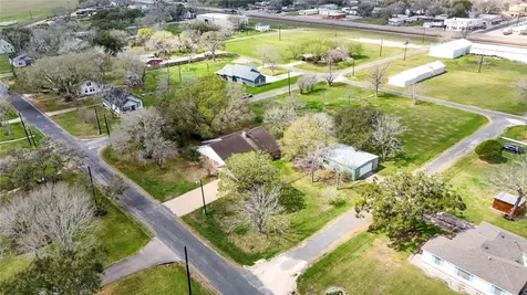 307 S Market Street Louise TX 77455