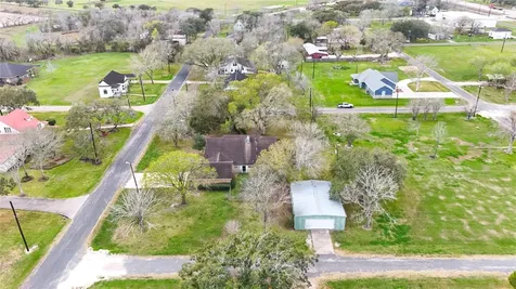 307 S Market Street Louise TX 77455
