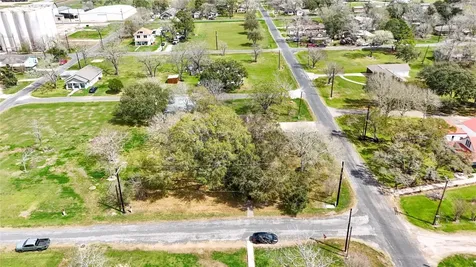 307 S Market Street Louise TX 77455