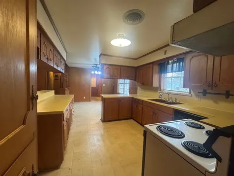 307 S Market Street Louise TX 77455