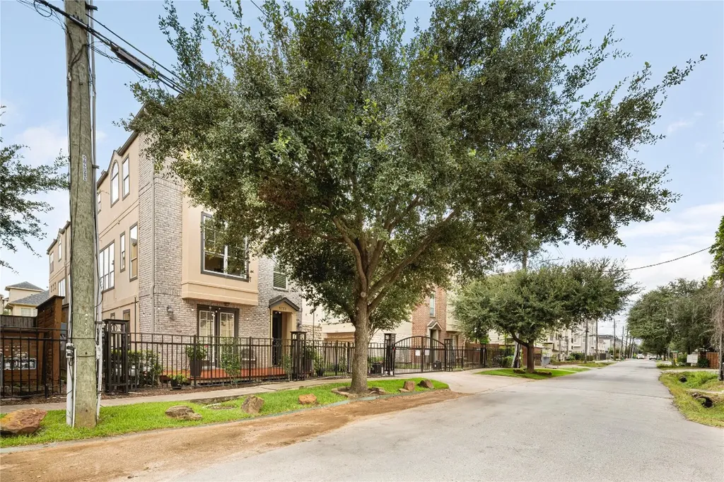 5733 Kansas Street Houston TX 77007