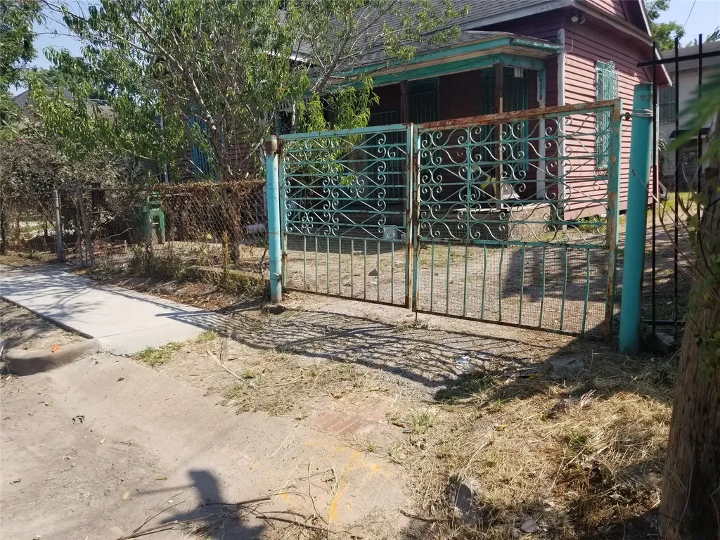 2210 Hardy Street Houston TX 77026