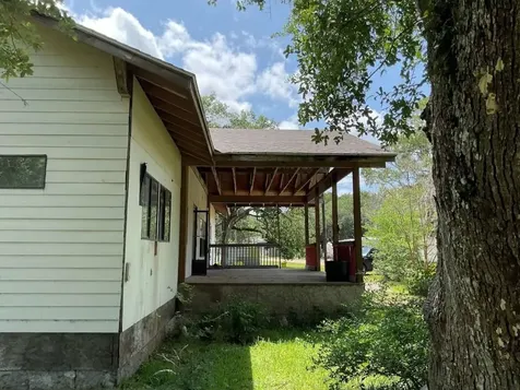 108 Bounty Street Blessing TX 77419
