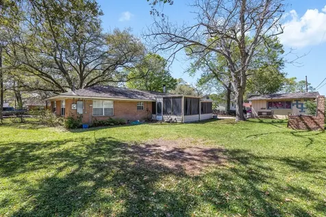 1326 Kathy Avenue Sealy TX 77474