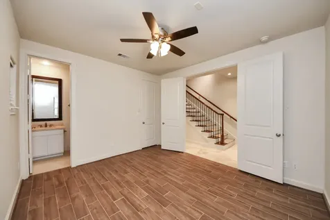 2061 Fannin Station N Houston TX 77045
