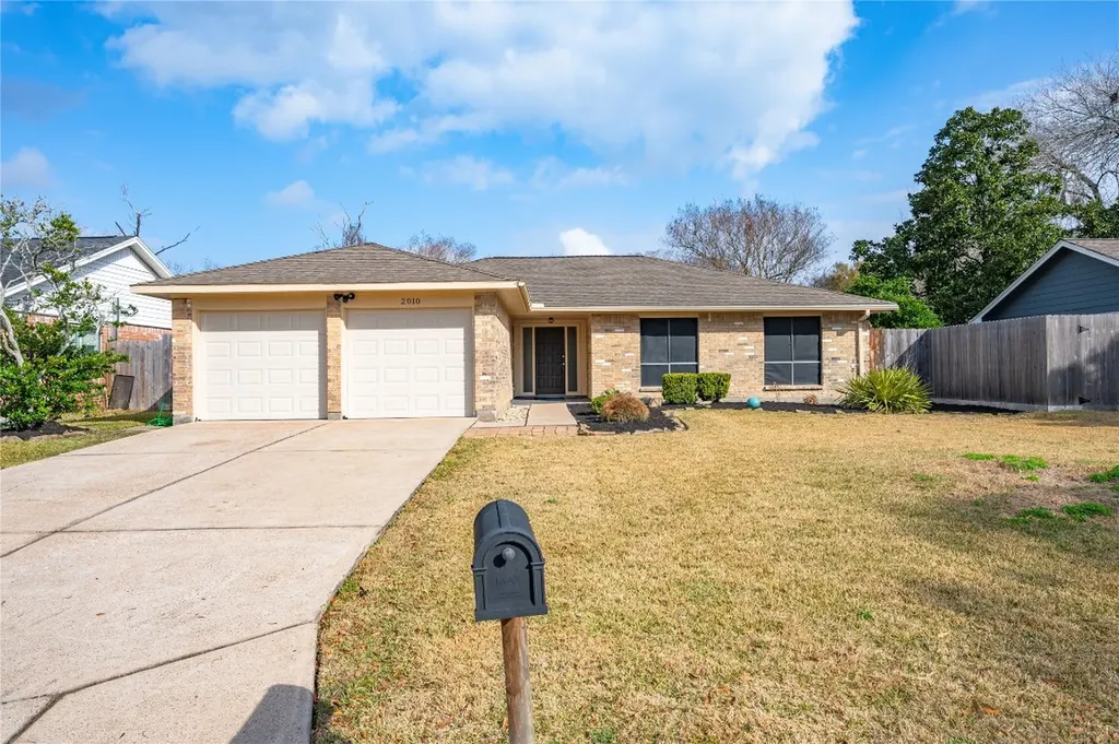 2010 Victoria Court League City TX 77573