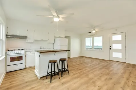 7204 Avenue N 1/2 Galveston TX 77551