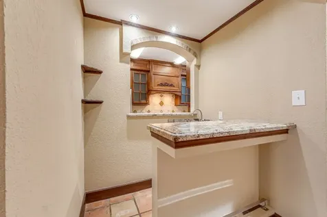 516 S Post Oak Lane 18 Houston TX 77056
