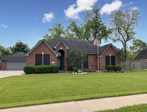 301 Williamsburg Avenue Clute TX 77531