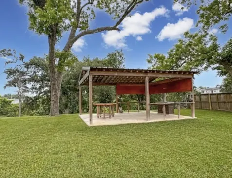 301 Williamsburg Avenue Clute TX 77531