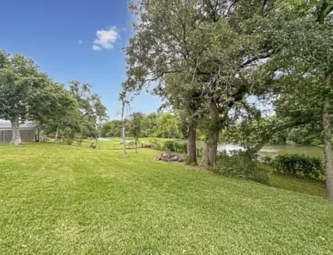 301 Williamsburg Avenue Clute TX 77531