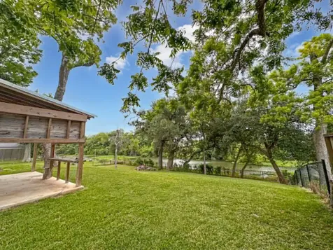 301 Williamsburg Avenue Clute TX 77531